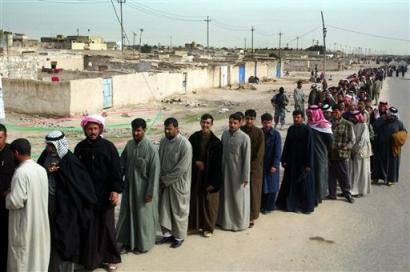 Iraqis queuing to vote at a polling station in the centre of Az Zubayr, Southern Iraq, Sunday Jan. 30, 2005.  (AP Photo/Andrew Parsons, Pool)